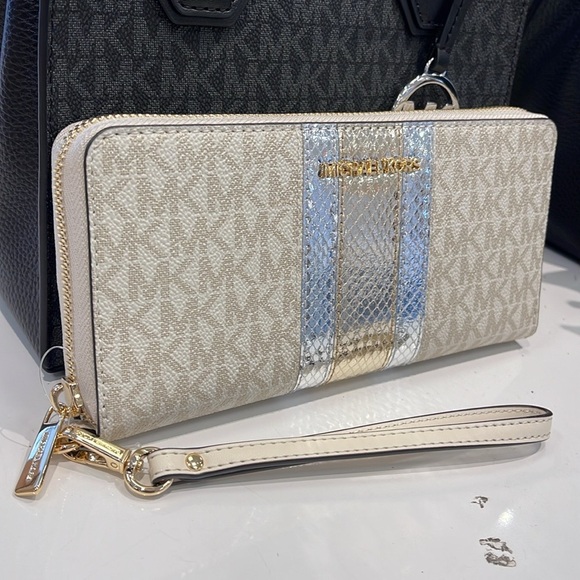 Michael Kors Jet Set Travel Large Signature Logo and Metallic Continental Wallet - Picture 3 of 16